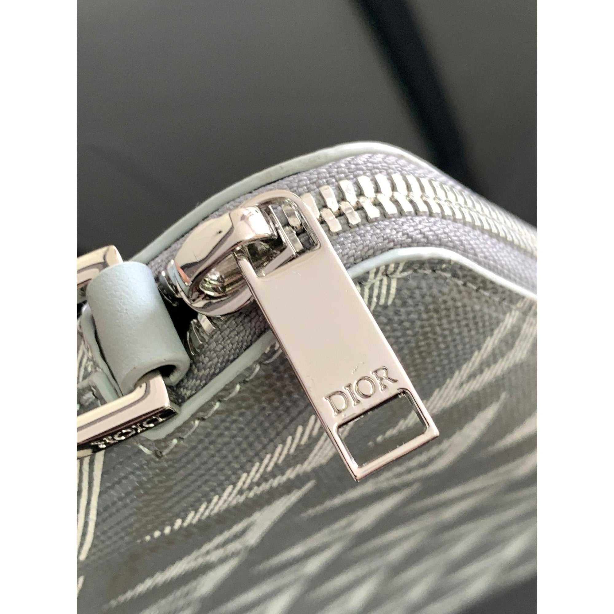 Siva monogram torbica od prave kože