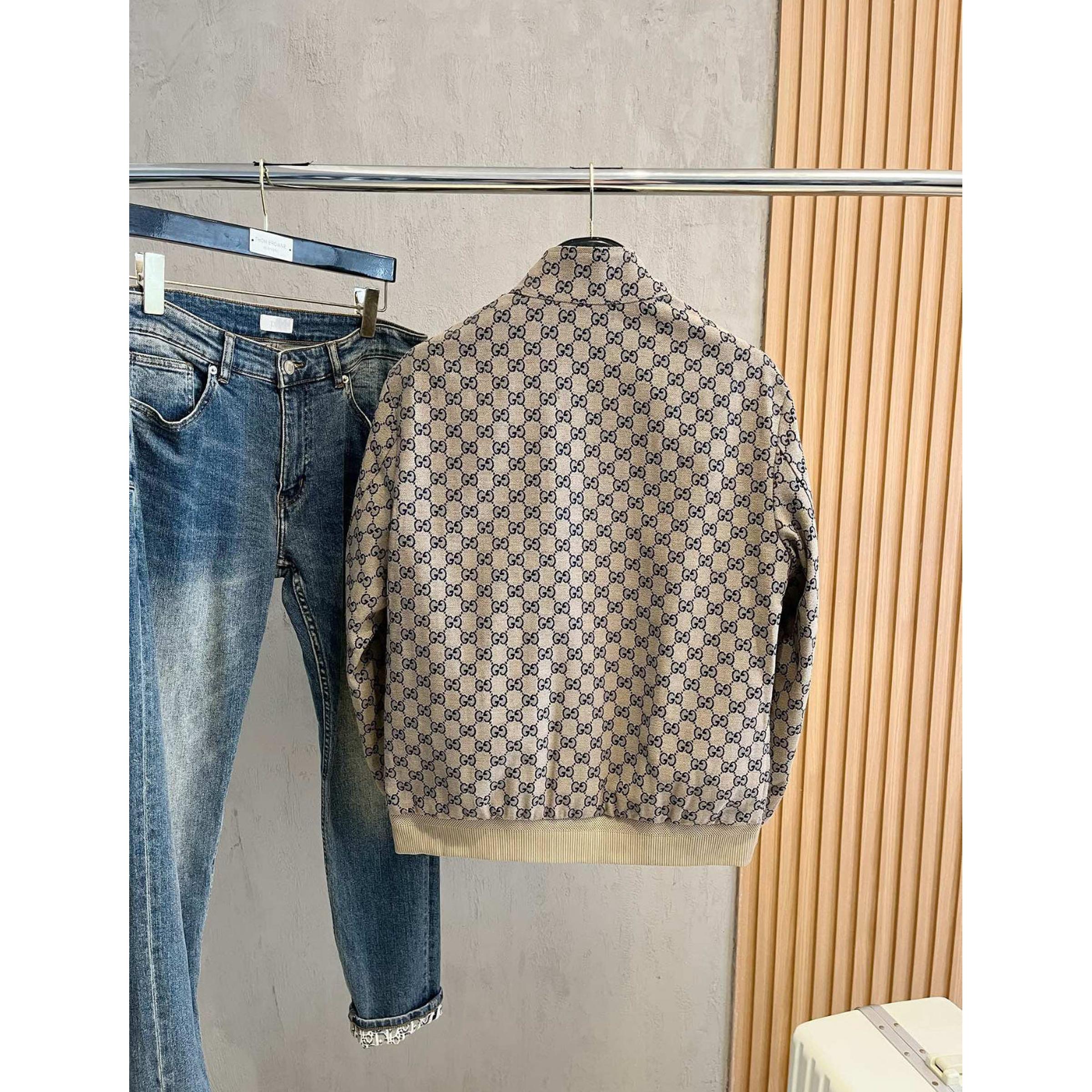 Béžová monogramová bomber bunda