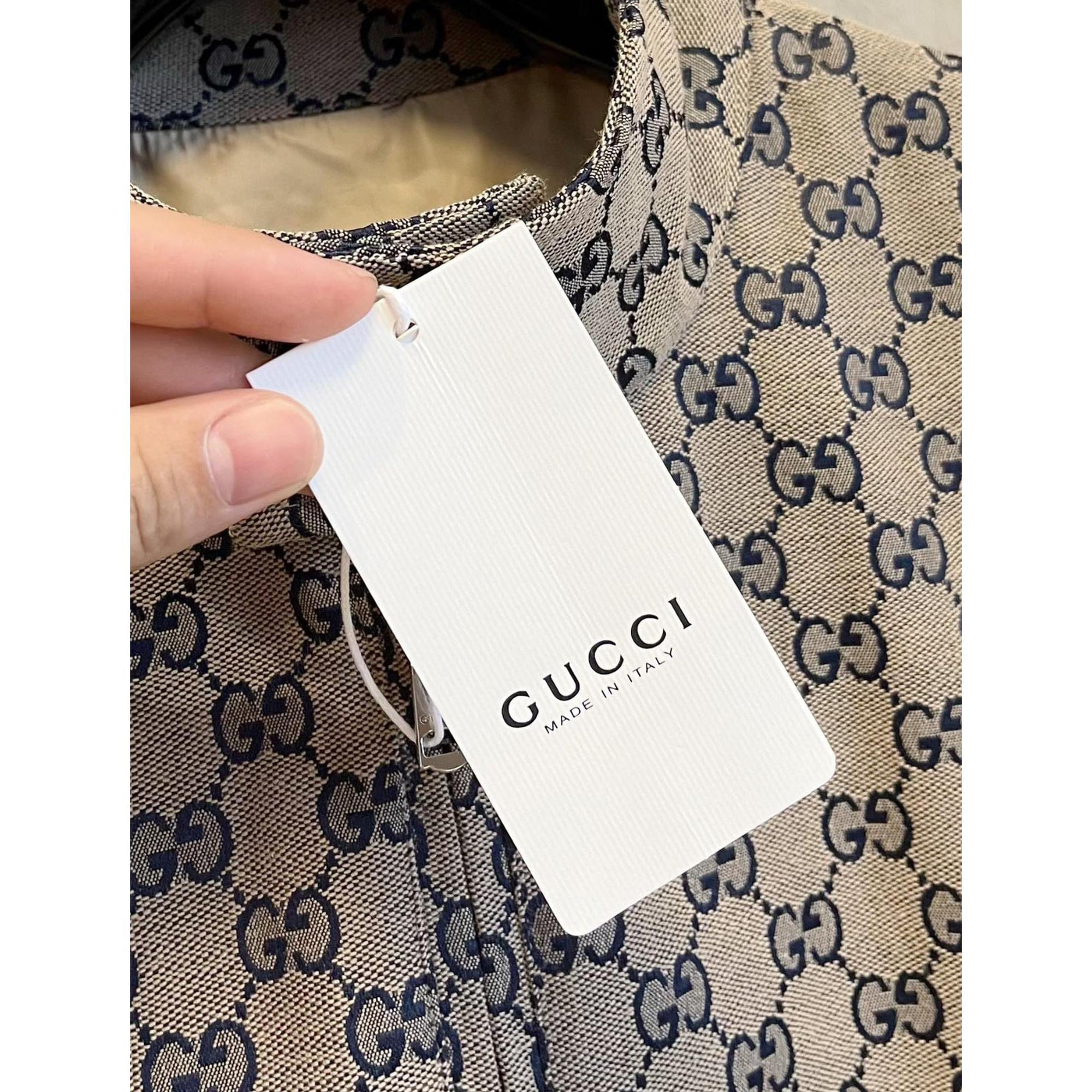 Béžová monogramová bomber bunda