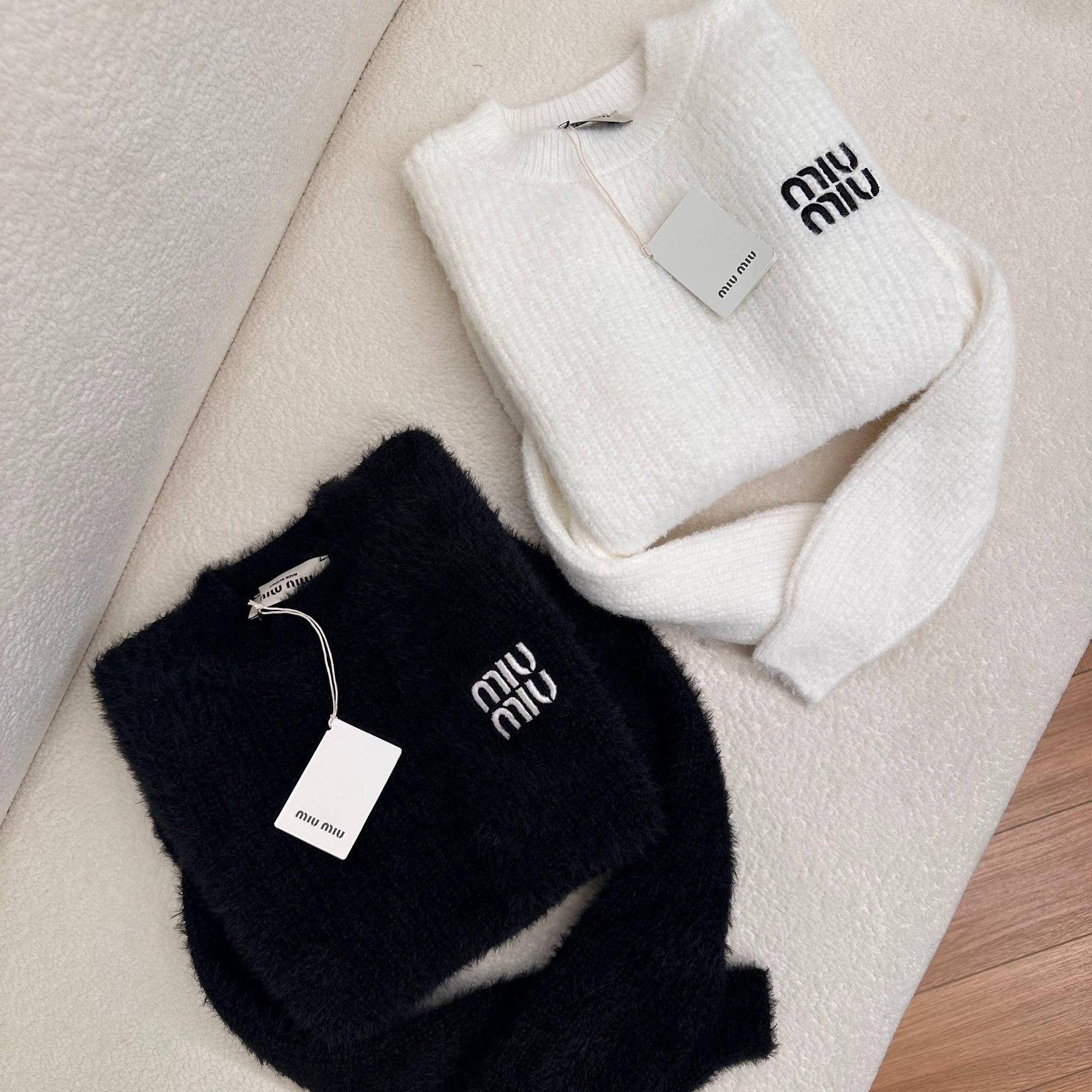 Women Knitted Sweater in 2 Colors