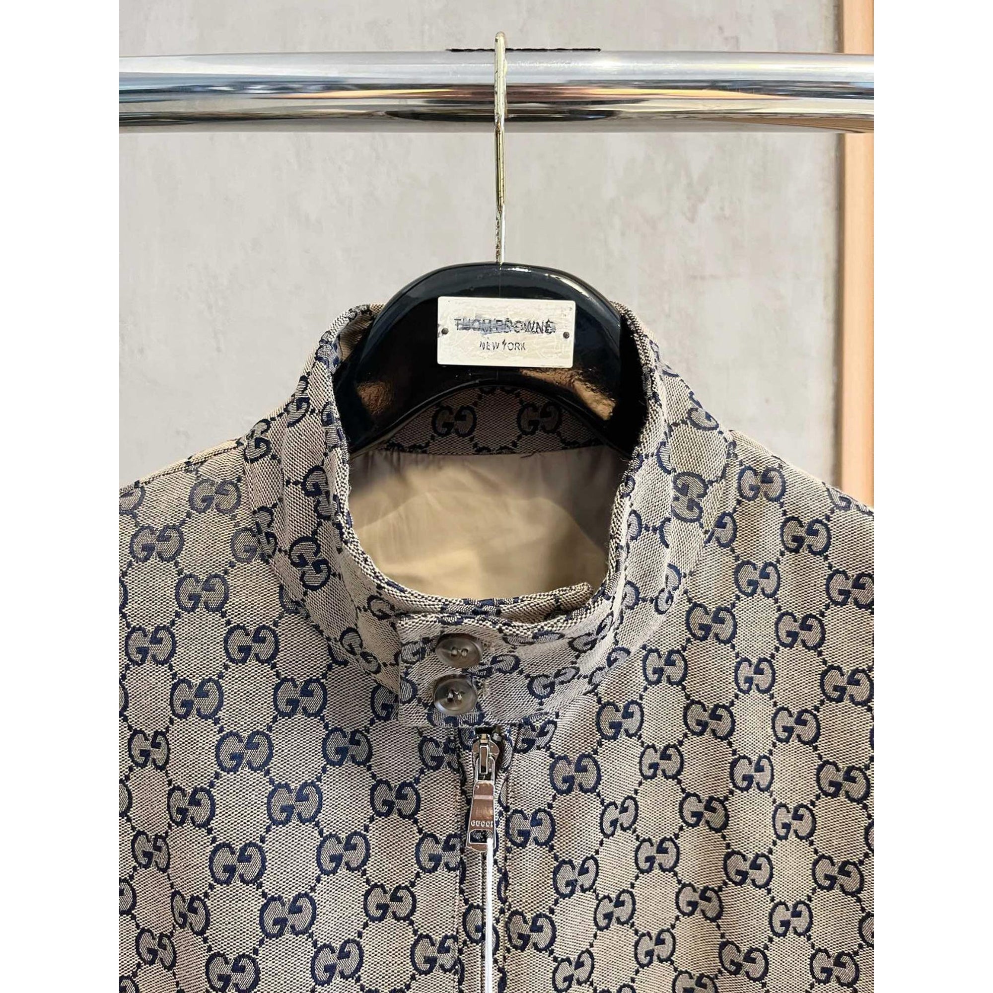 Béžová monogramová bomber bunda